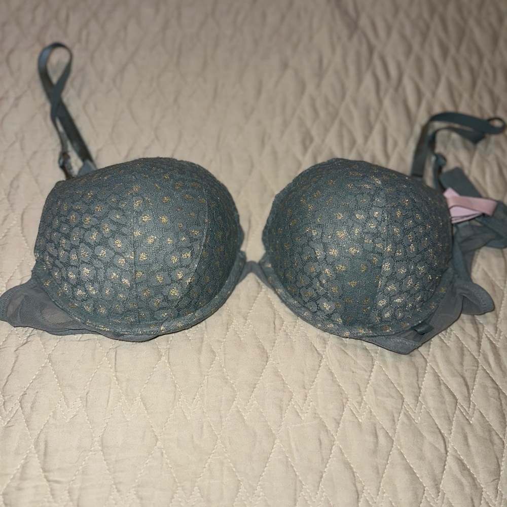 2 Victoria's Secret Bras